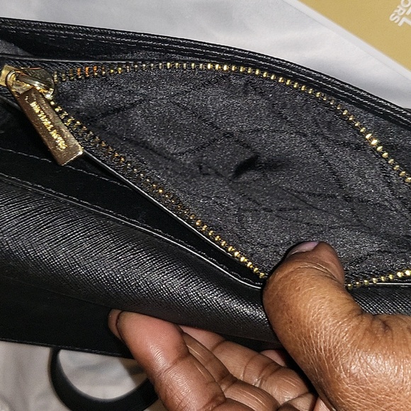 Gorgeous MK BAG WITH WRISTLET - Picture 8 of 13